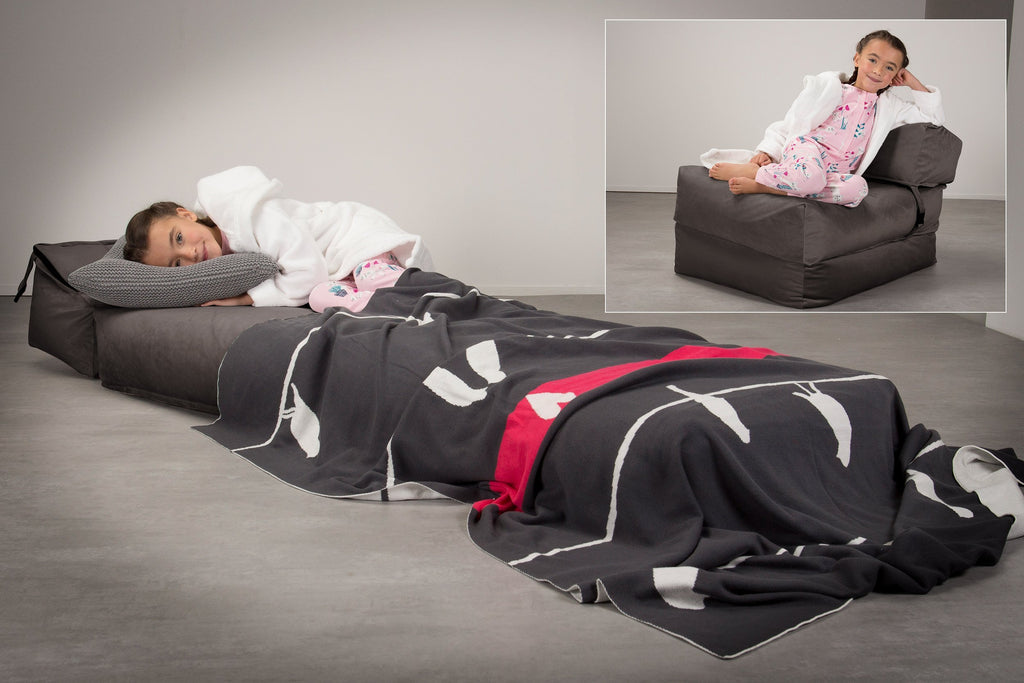 A perennial bedroom accessory, this chair bed is perfect as a seat in bedrooms & dens and may be opened out as a futon guest bed when friends are visiting. Due to its size, this futon guest bed is suitable also for teens.